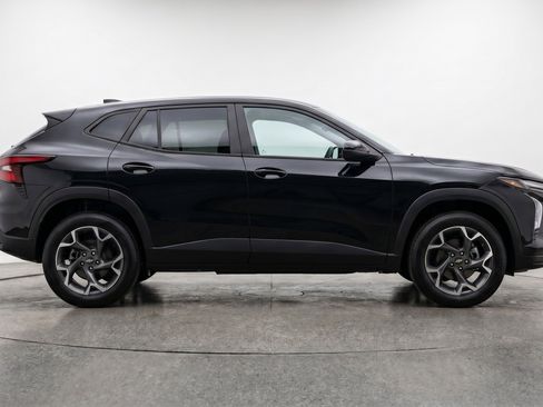 Used 2025 Chevrolet Trax LT FWD image 11