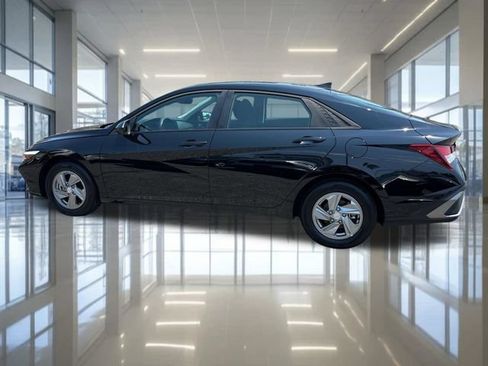 Used 2025 Hyundai Elantra SE FWD image 2