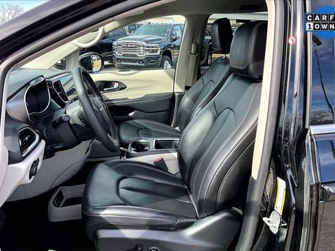 Used 2024 Chrysler Pacifica Touring-L image 24