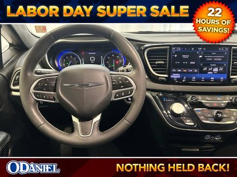 Used 2025 Chrysler Pacifica Select FWD image 13