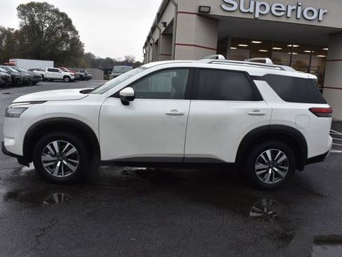 Used 2024 Nissan Pathfinder SL w/ Lighting Package (N92) image 9