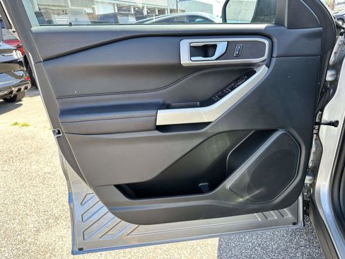 Used 2022 Ford Explorer XLT w/ Equipment Group 202A image 9