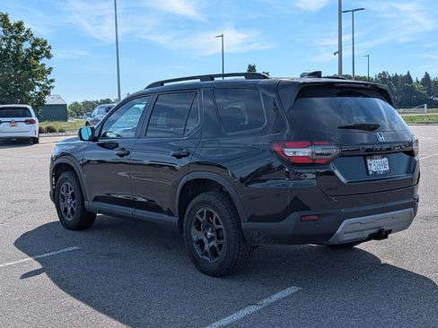 Used 2025 Honda Pilot TrailSport image 3