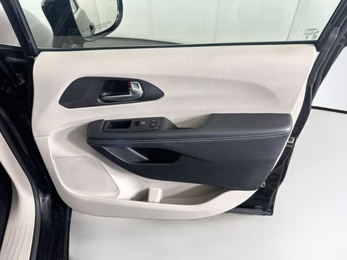 Used 2024 Chrysler Pacifica Touring-L FWD image 31