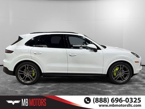Used 2022 Porsche Cayenne Platinum Edition image 2