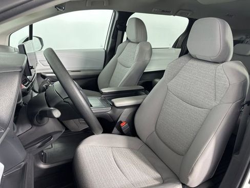 Used 2025 Toyota Sienna LE AWD/4WD image 12