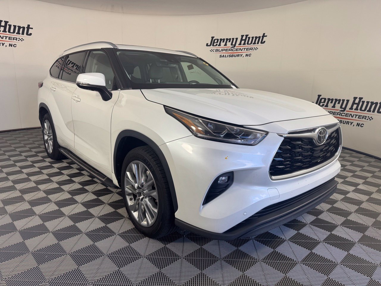 Used 2023 Toyota Highlander Limited FWD image 6