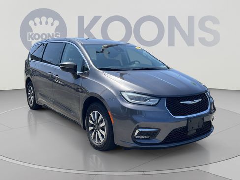 Used 2023 Chrysler Pacifica Touring-L FWD image 10
