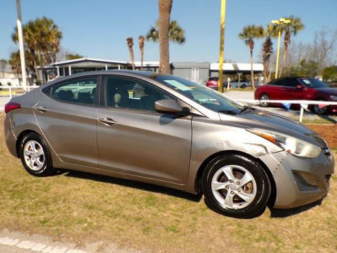 Used 2014 Hyundai Elantra SE image 2