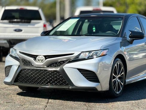Used 2018 Toyota Camry SE image 2
