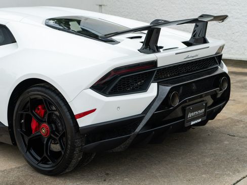 Used 2018 Lamborghini Huracan Performante AWD/4WD image 14