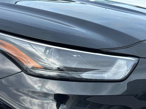 Used 2024 Toyota Highlander XLE AWD/4WD image 2
