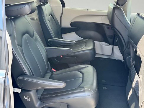 Used 2023 Chrysler Pacifica Touring-L FWD image 30
