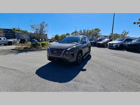 Used 2025 Nissan Rogue SV w/ SV Premium Package image 46