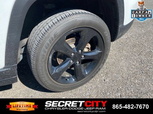 Used 2023 Jeep Grand Cherokee Altitude AWD/4WD image 9