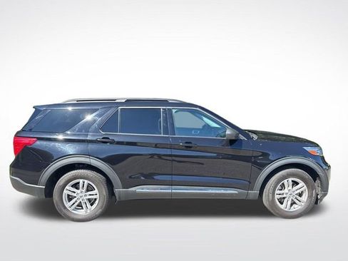 Used 2022 Ford Explorer XLT w/ Equipment Group 202A image 2