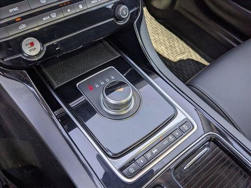 Used 2018 Jaguar XE Premium RWD image 12