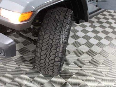 Used 2025 Jeep Gladiator Sport AWD/4WD image 15