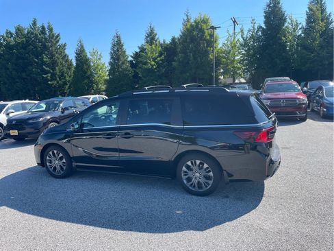 Used 2025 Honda Odyssey Touring image 3