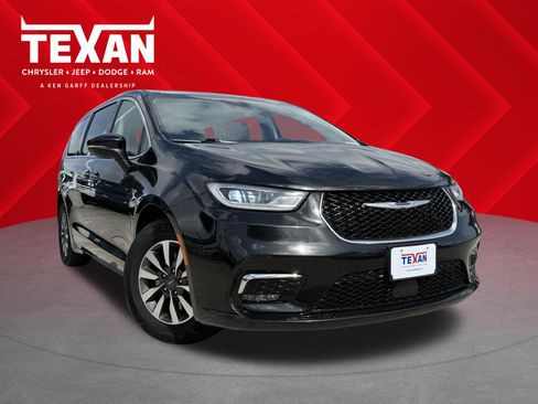 Used 2023 Chrysler Pacifica Touring-L FWD image 1