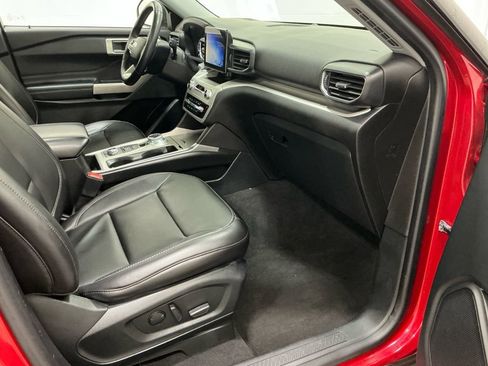 Used 2022 Ford Explorer XLT w/ Equipment Group 202A image 33