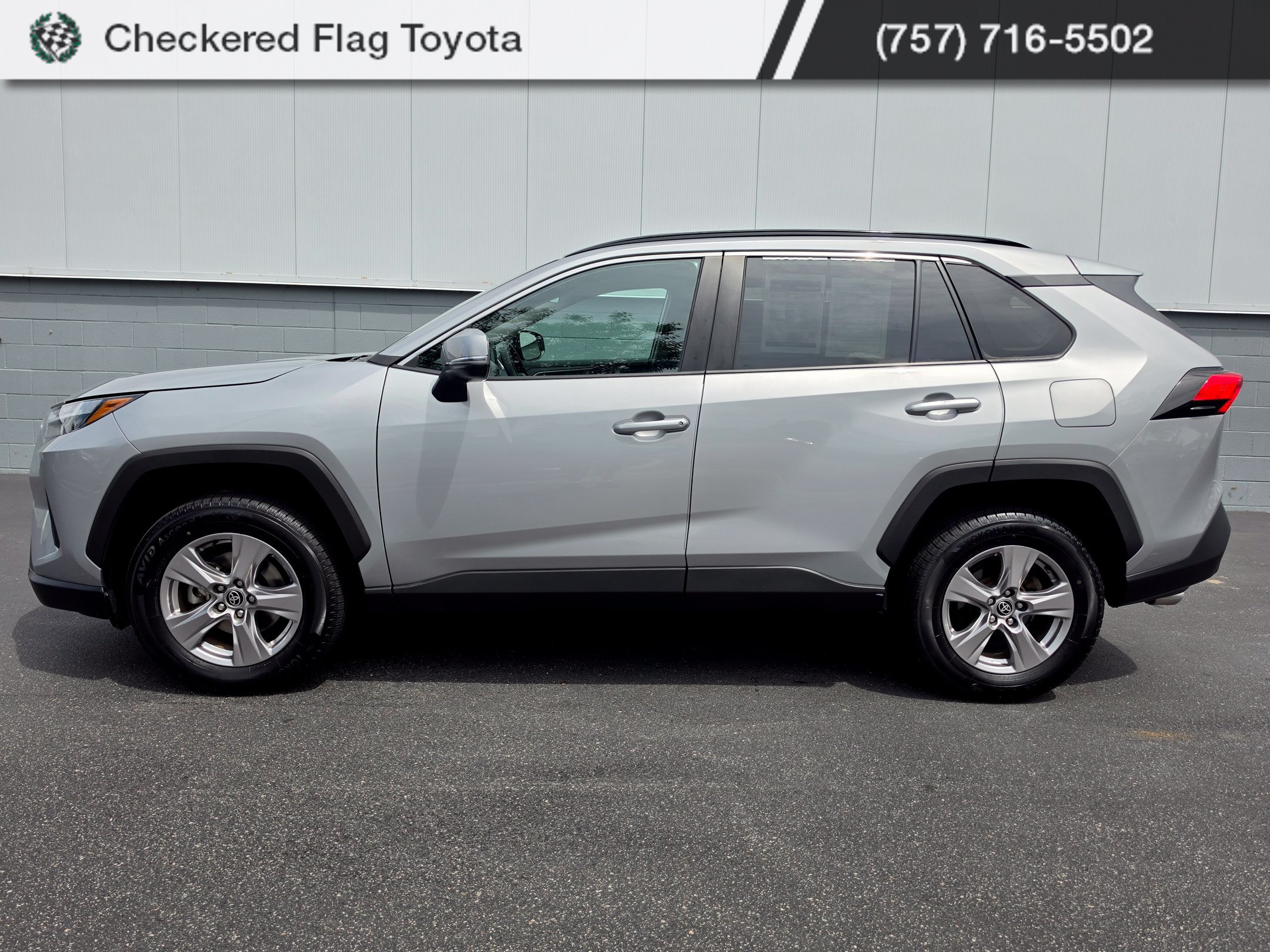 Used 2022 Toyota RAV4 XLE AWD/4WD image 2
