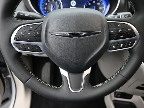 Used 2024 Chrysler Pacifica Touring-L FWD image 20