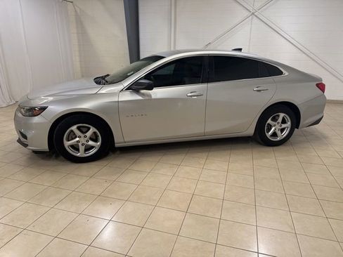 Used 2018 Chevrolet Malibu LS image 2