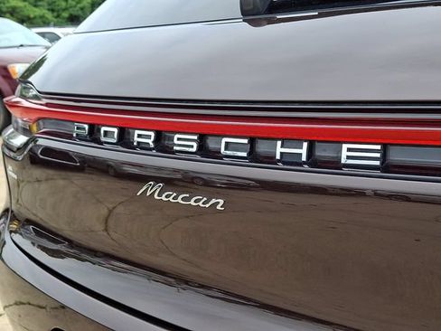 Used 2021 Porsche Macan w/ Premium Package Plus AWD/4WD image 31