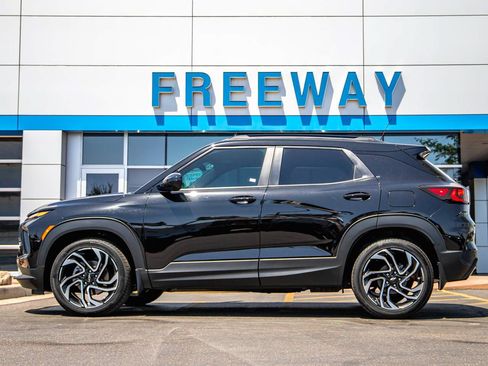Used 2024 Chevrolet TrailBlazer RS w/ Driver Confidence Package FWD image 2