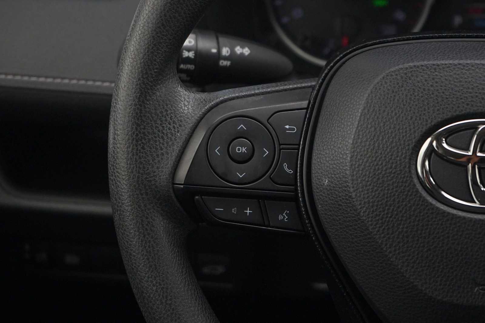 Used 2021 Toyota RAV4 XLE w/ Convenience Package FWD image 17