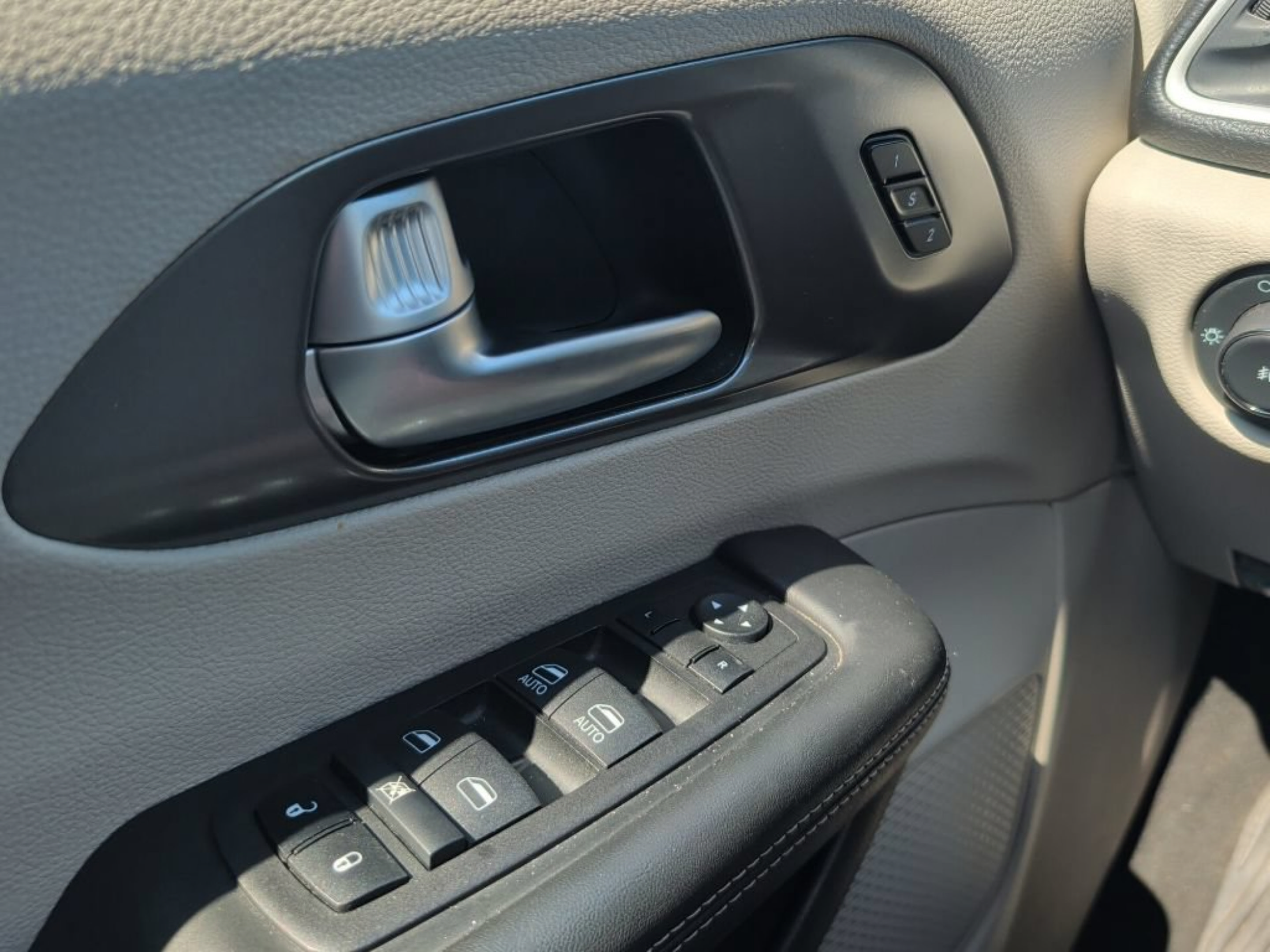 Used 2024 Chrysler Pacifica Limited FWD image 25