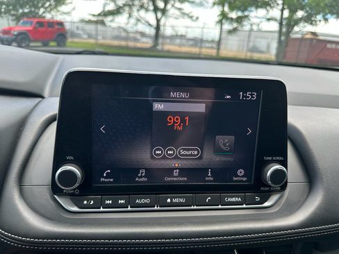 Used 2025 Nissan Rogue SV FWD image 11
