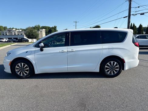 Used 2023 Chrysler Pacifica Touring-L FWD image 4