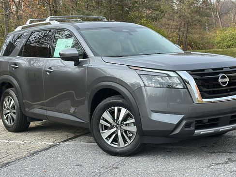 New 2025 Nissan Pathfinder SL image 1