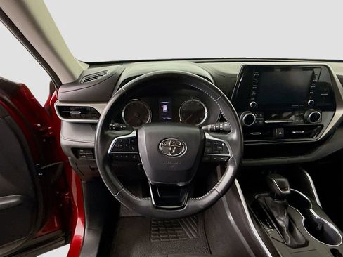 Used 2021 Toyota Highlander LE image 11