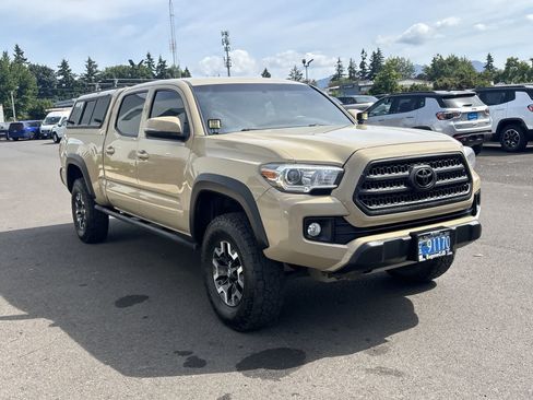 Used 2017 Toyota Tacoma TRD Off-Road w/ Tow Package AWD/4WD image 7