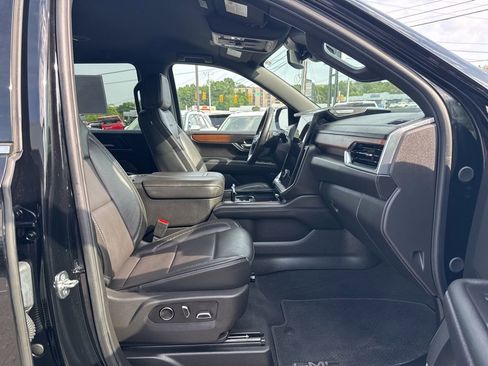 Used 2025 GMC Yukon XL Denali AWD/4WD image 16