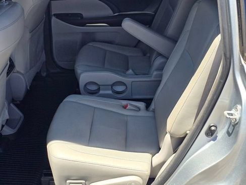Used 2017 Toyota Highlander Limited Platinum FWD image 17
