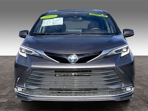 Used 2023 Toyota Sienna Platinum image 3