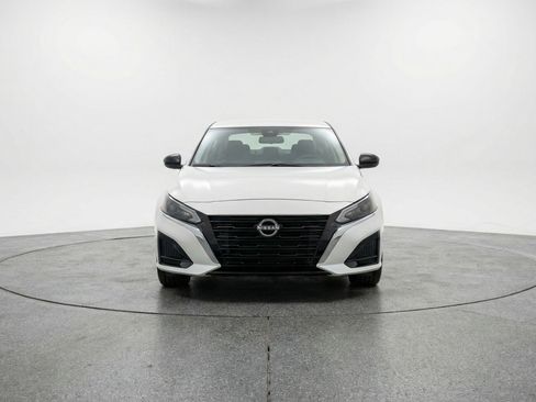 Used 2025 Nissan Altima 2.5 SV FWD image 2