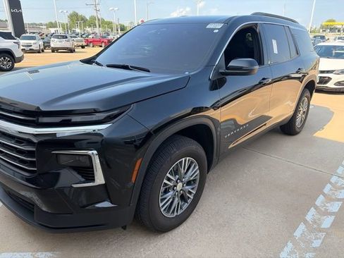 Used 2025 Chevrolet Traverse LT FWD image 5