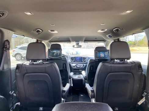 Used 2018 Chrysler Pacifica Touring-L Plus image 8