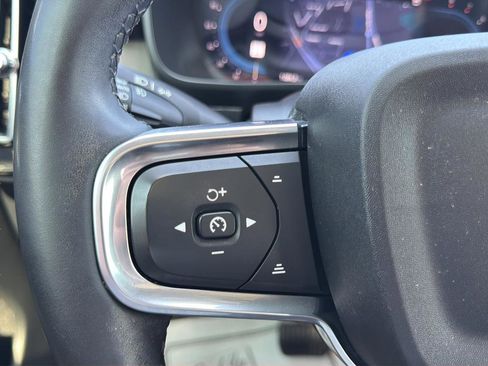 Used 2024 Volvo XC40 B5 Plus image 22