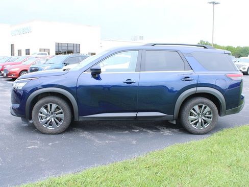 Used 2022 Nissan Pathfinder SV AWD/4WD image 4