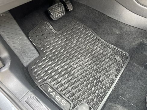 Certified 2025 Volkswagen Taos SE image 15