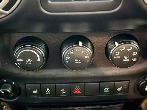 Used 2017 Jeep Wrangler Unlimited Sahara w/ Connectivity Group AWD/4WD image 21