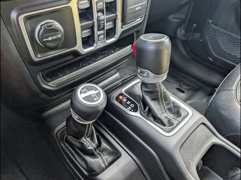 Used 2020 Jeep Gladiator Overland w/ Trailer Tow Package AWD/4WD image 18