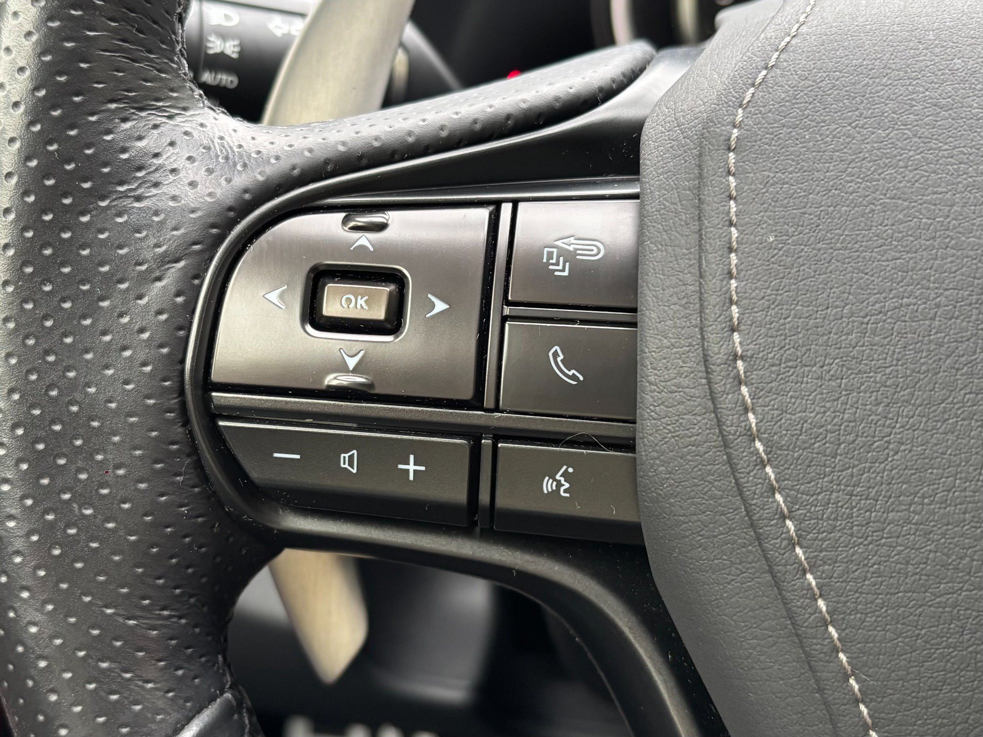 Used 2018 Lexus LC 500 Coupe w/ Sport Package RWD image 23