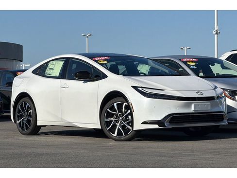 Used 2026 Toyota Prius Plug-In Hybrid FWD image 2
